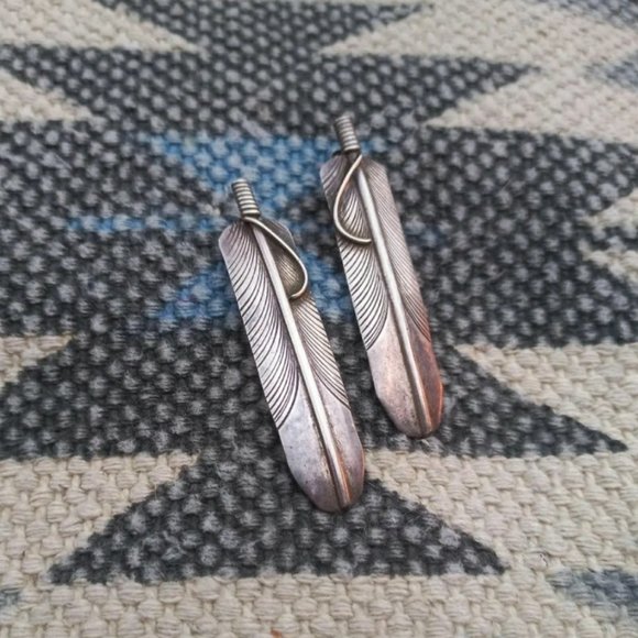 Navajo Vintage Sterling Feathers Earrings Signed " Charley " - Picture 7 of 8